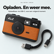 Bruine K&L Retro Camera met USB-A-naar-USB-C-kabel voor opladen en opnieuw meenemen.