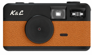 Bruine K&L Retro Camera in een lichte studio-opstelling.