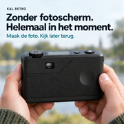 Achterzijde van de zwarte K&L Retro Camera zonder fotoscherm, vastgehouden met twee handen.