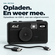 Zwarte K&L Retro Camera met USB-A-naar-USB-C-kabel voor opladen en opnieuw meenemen.