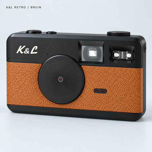 Bruine K&L Retro Camera in een lichte studio-opstelling.