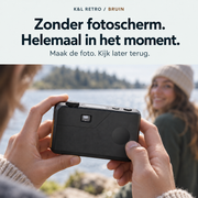 Achterzijde van de bruine K&L Retro Camera zonder fotoscherm, vastgehouden met twee handen.