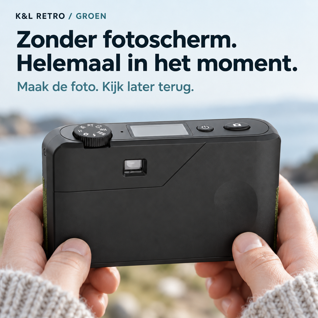 Achterzijde van de groene K&L Retro Camera zonder fotoscherm, vastgehouden met twee handen.