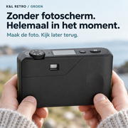 Achterzijde van de groene K&L Retro Camera zonder fotoscherm, vastgehouden met twee handen.