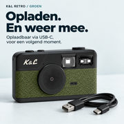 Groene K&L Retro Camera met USB-A-naar-USB-C-kabel voor opladen en opnieuw meenemen.