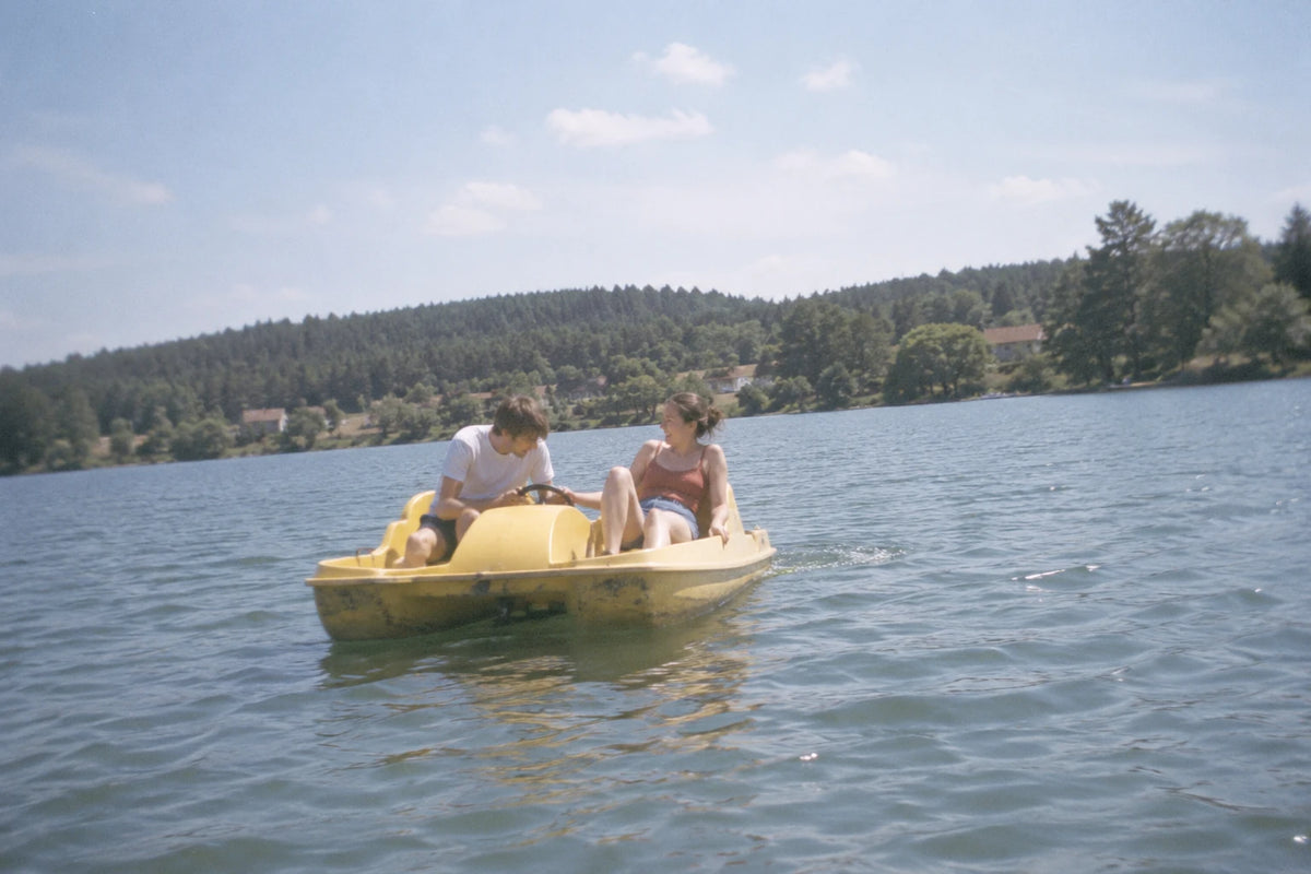 Sfeerbeeld: vrienden op een waterfiets op een zomerse dag.
