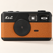 Bruine K&L Retro Camera in een lichte studio-opstelling.