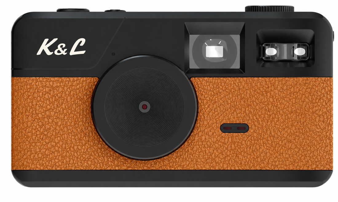 Bruine K&L Retro Camera in een lichte studio-opstelling.
