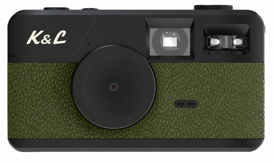 Groene K&L Retro Camera in een lichte studio-opstelling.