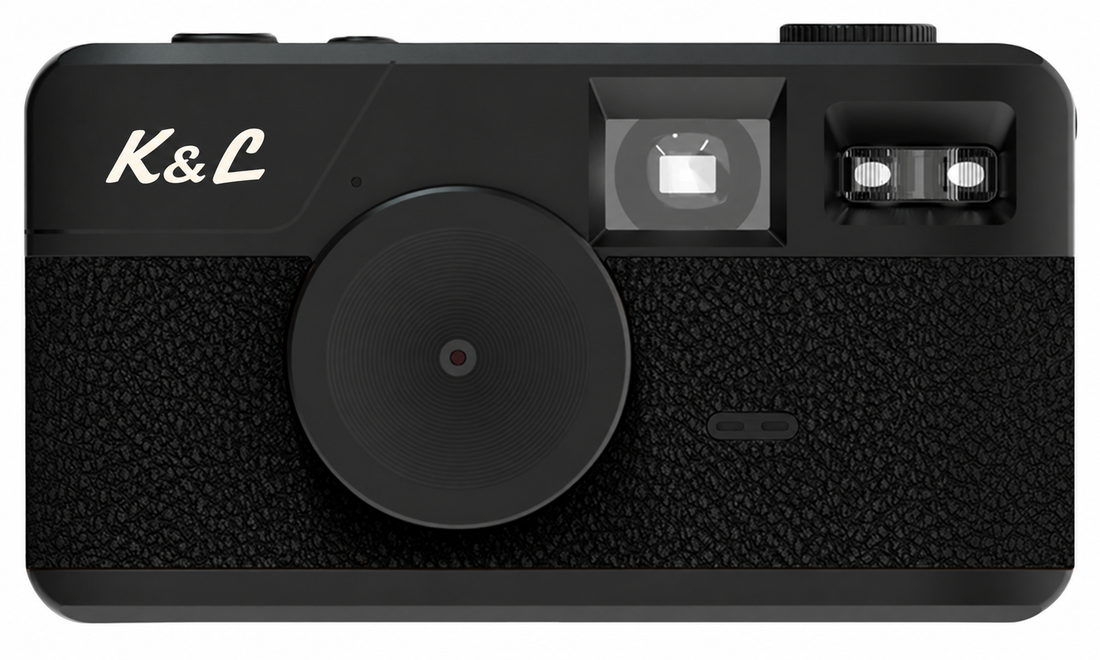 Zwarte K&L Retro Camera in een lichte studio-opstelling.