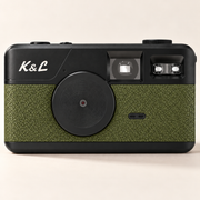 Groene K&L Retro Camera in een lichte studio-opstelling.