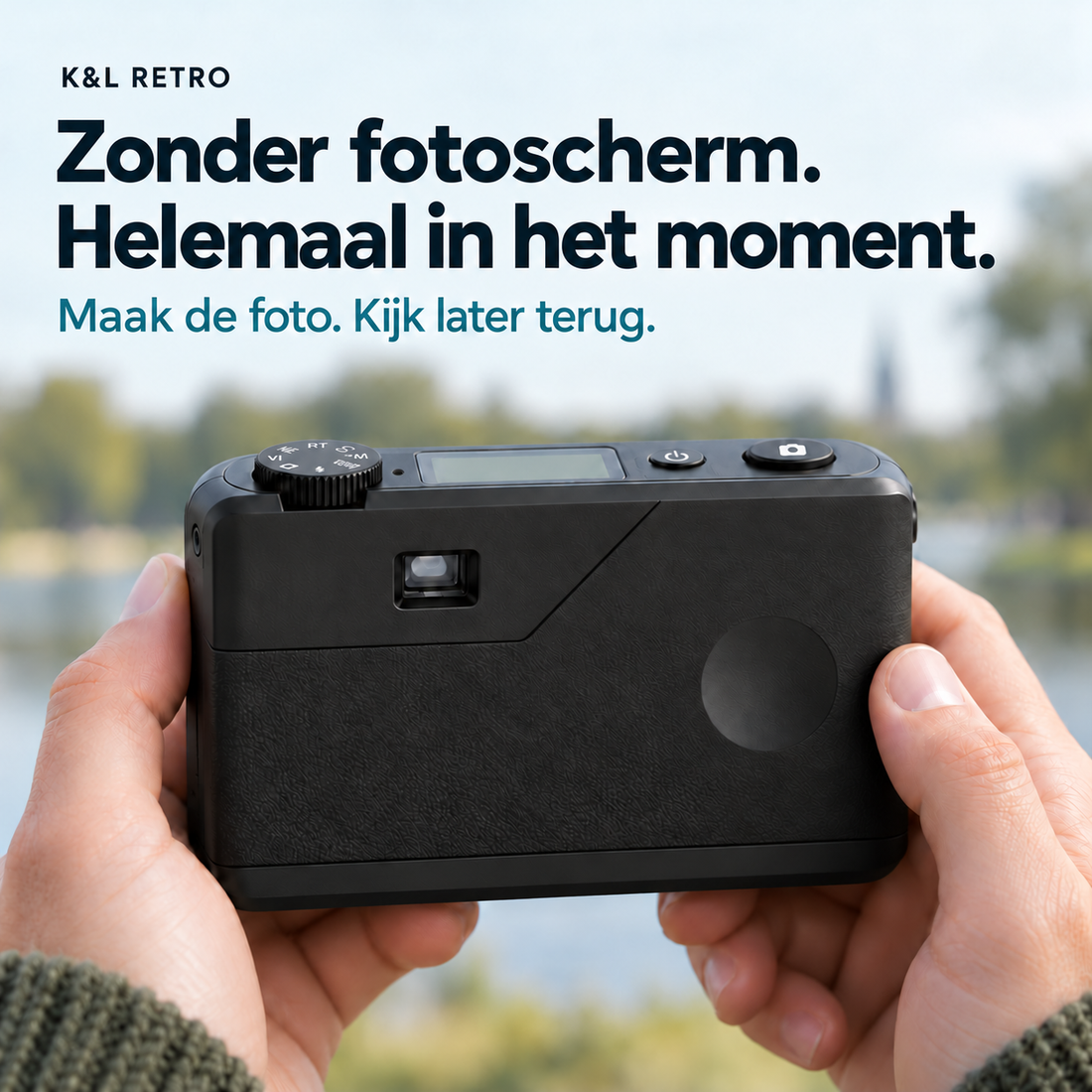 Achterzijde van de zwarte K&L Retro Camera zonder fotoscherm, vastgehouden met twee handen.